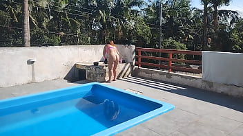 Chamei O Pedreiro No Domingo Pra Terminar Um Serviço Na Piscina Mais Fiquei Preparada Bem Putinha Esperando Logo Ele Bateu Uma Punheta E Gozou Pra Mim thumbnail