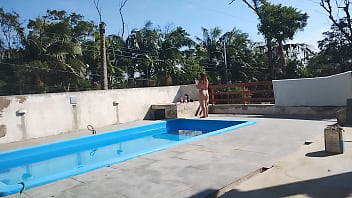Chamei o pedreiro no domingo pra terminar um serviço na piscina mais fiquei preparada bem putinha esperando logo ele bateu uma punheta e gozou pra mim