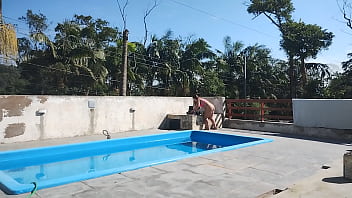 Chamei o pedreiro no domingo pra terminar um serviço na piscina mais fiquei preparada bem putinha esperando logo ele bateu uma punheta e gozou pra mim