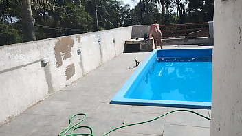 Chamei o pedreiro no domingo pra terminar um serviço na piscina mais fiquei preparada bem putinha esperando logo ele bateu uma punheta e gozou pra mim