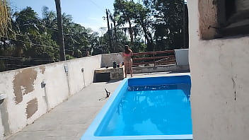 Chamei o pedreiro no domingo pra terminar um serviço na piscina mais fiquei preparada bem putinha esperando logo ele bateu uma punheta e gozou pra mim