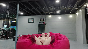 Scarlettraven talks to fans and rubs her pussy