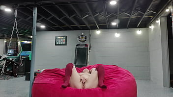 Scarlettraven talks to fans and rubs her pussy