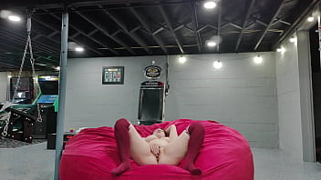 Scarlettraven talks to fans and rubs her pussy