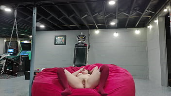 Scarlettraven talks to fans and rubs her pussy