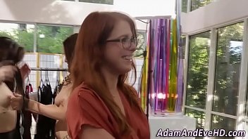 Les teen strapon fucked