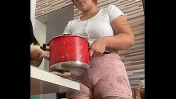 Chamei minha amiga da buceta grande pra me ajudar no almoço