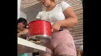 Chamei minha amiga da buceta grande pra me ajudar no almoço