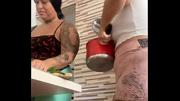 Chamei minha amiga da buceta grande pra me ajudar no almoço