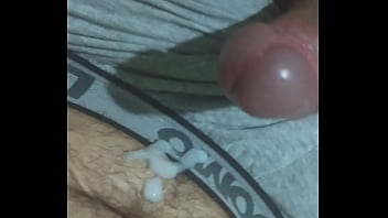 Excitado sem mulher perto o jeito é se masturba