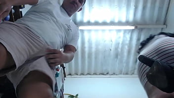 Queria ser modelo de tacones altos y termino masturbandose con ellos y dejandose tocar por el productor