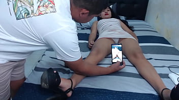 Queria ser modelo de tacones altos y termino masturbandose con ellos y dejandose tocar por el productor