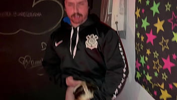 Jogador do corinthians memphis de pau comendo uma fã