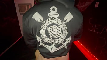 Jogador do corinthians memphis de pau comendo uma fã