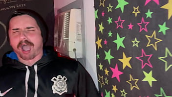 Jogador do corinthians memphis de pau comendo uma fã