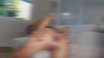 I put with two hands all the candy in her ass