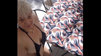 Allonger sur la table tu as plus cas écarter mon string et me mettre ta grosse