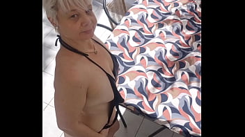 Allonger sur la table tu as plus cas écarter mon string et me mettre ta grosse