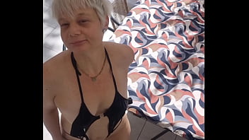 Allonger sur la table tu as plus cas écarter mon string et me mettre ta grosse