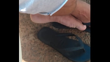 Bear Flagra Bulto Homem Lindo Na Fila Esperando Ser Chamado thumbnail