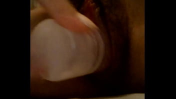 Metiendose botella en el coño