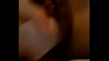 Metiendose botella en el coño