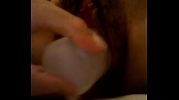 Metiendose botella en el coño