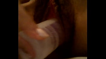 Metiendose botella en el coño