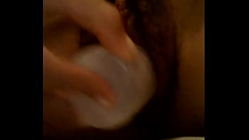 Metiendose botella en el coño