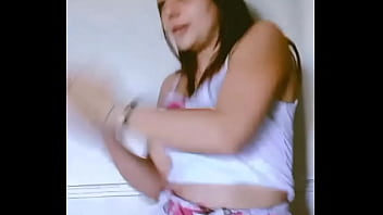 Será que mamãe sabe o que a filhinha posta na net kkkk