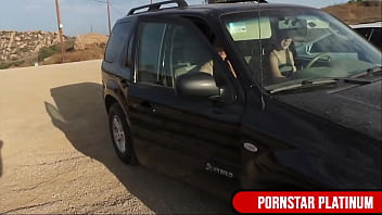 Sexy milf mindi mink eats blonde samantha rone's wet cunt in the wild