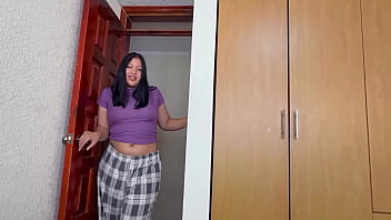 Mi cuñada me descubre masturbándome con sus interiores