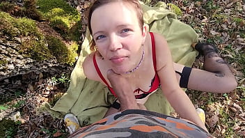 Je me fais baiser en foret et prend une bonne dose de sperme en plein visage