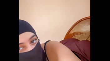 Hijab girl’s forbidden arab butt gets exposed – solo slut plays with her muslim ass