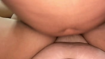 Me follo a mi hermanastra cuando esta haciendo haceo en la casa