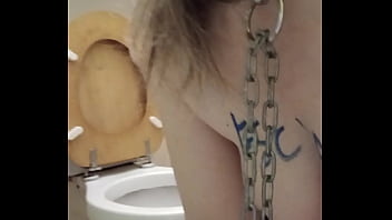 2025 01 15 esclave f lèche les wc