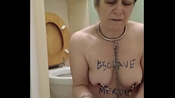 2025 01 15 esclave f lèche les wc