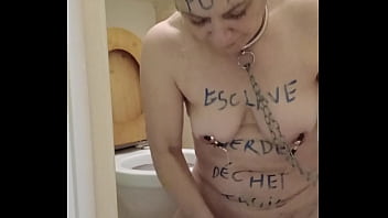 2025 01 15 esclave f lèche les wc