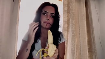 Esa morenaza es una tragona se lo come todo