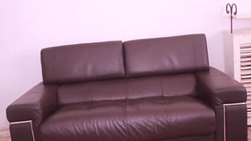 Baiser sa jolie voisine en attraction génial