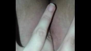 Jovem se masturbando