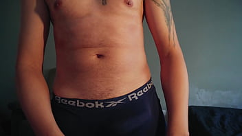 Nerd roludo tirando a cueca e batendo uma