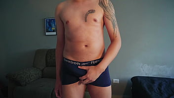 Nerd roludo tirando a cueca e batendo uma