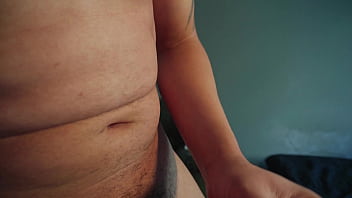 Nerd roludo tirando a cueca e batendo uma