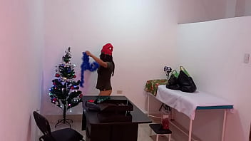 The nurse is caught in the hospital decorating the doctor's office and getting super sexy and hot The nurse is caught in the hospital decorating the doctor's office and getting super sexy and hot