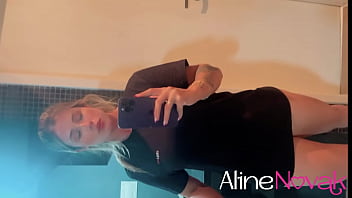 Ano novo sozinha a loira gostosa se divertiu com suas lindas mãos