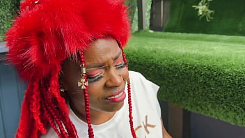 Delivery man drops off more than a parcel to la la valentine