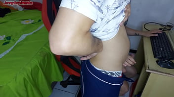 A patroa faz seu trabalho com a bucetinha molhada para que eu não deixe reclamação para seus superiores