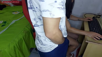 A patroa faz seu trabalho com a bucetinha molhada para que eu não deixe reclamação para seus superiores