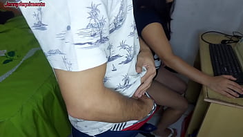 A patroa faz seu trabalho com a bucetinha molhada para que eu não deixe reclamação para seus superiores